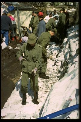 1997 flood - Scotia Street - military personnel at dike