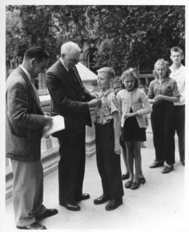 Mayor Garnet Coulter presentation to Junior Mayors, July 30, 1947
