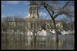 1997 flood - Roslyn Road - view of legislative buildings