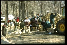 1997 flood - Kildonan Park - military personnel making sandbags
